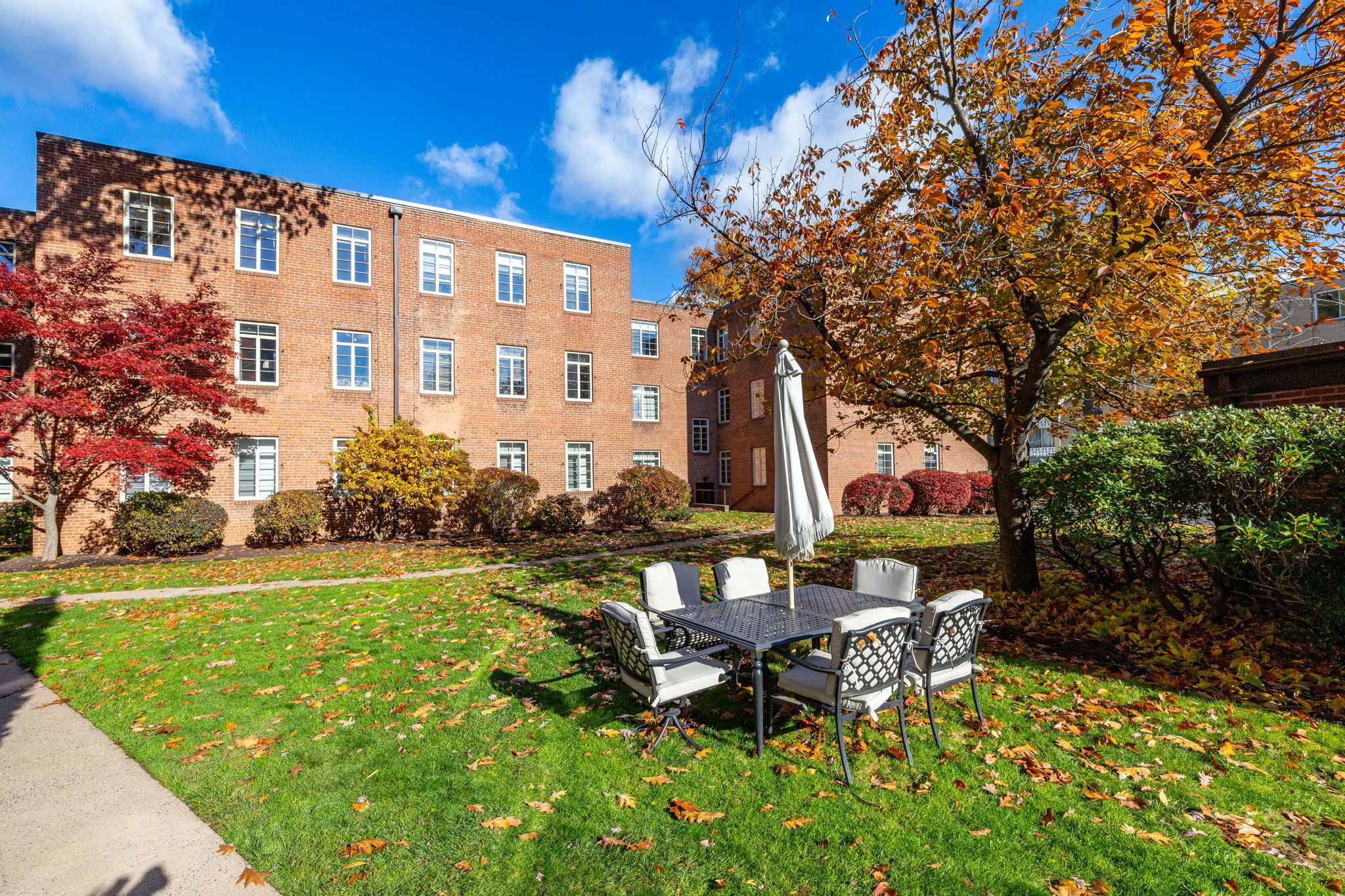 869 Farmington Avenue, Unit 305 West Hartford, CT 06119 - Photo 28 of 30 a view of a building with backyard and sitting area