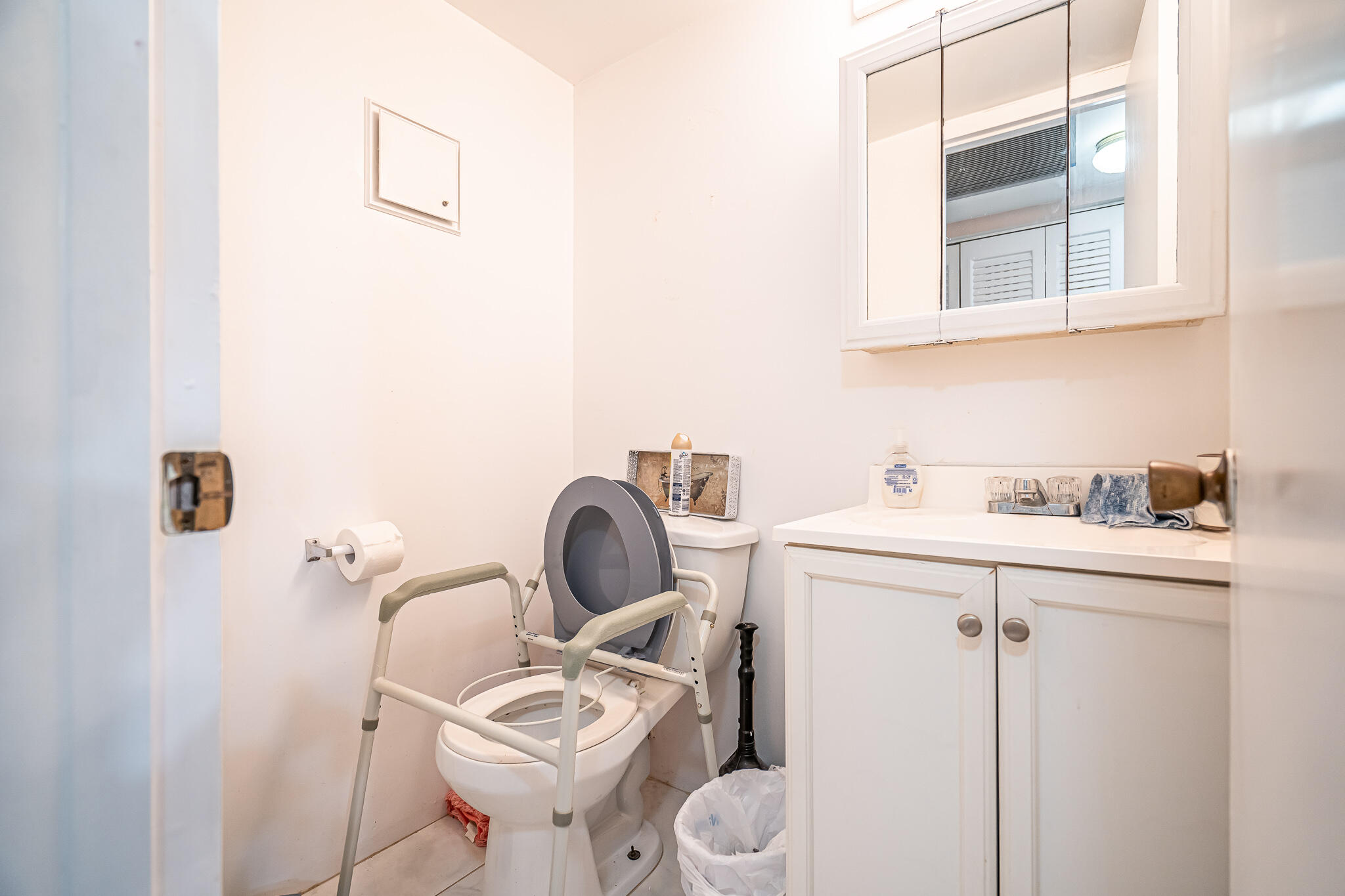 180 Mansfield East, Unit 180 Boca Raton, FL 33434 - Photo 13 of 21 Half Bathroom