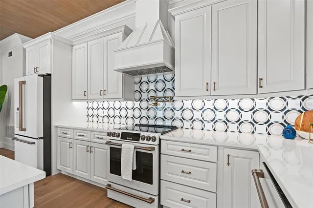 a en suite bathroom with a double vanity sink and a mirror