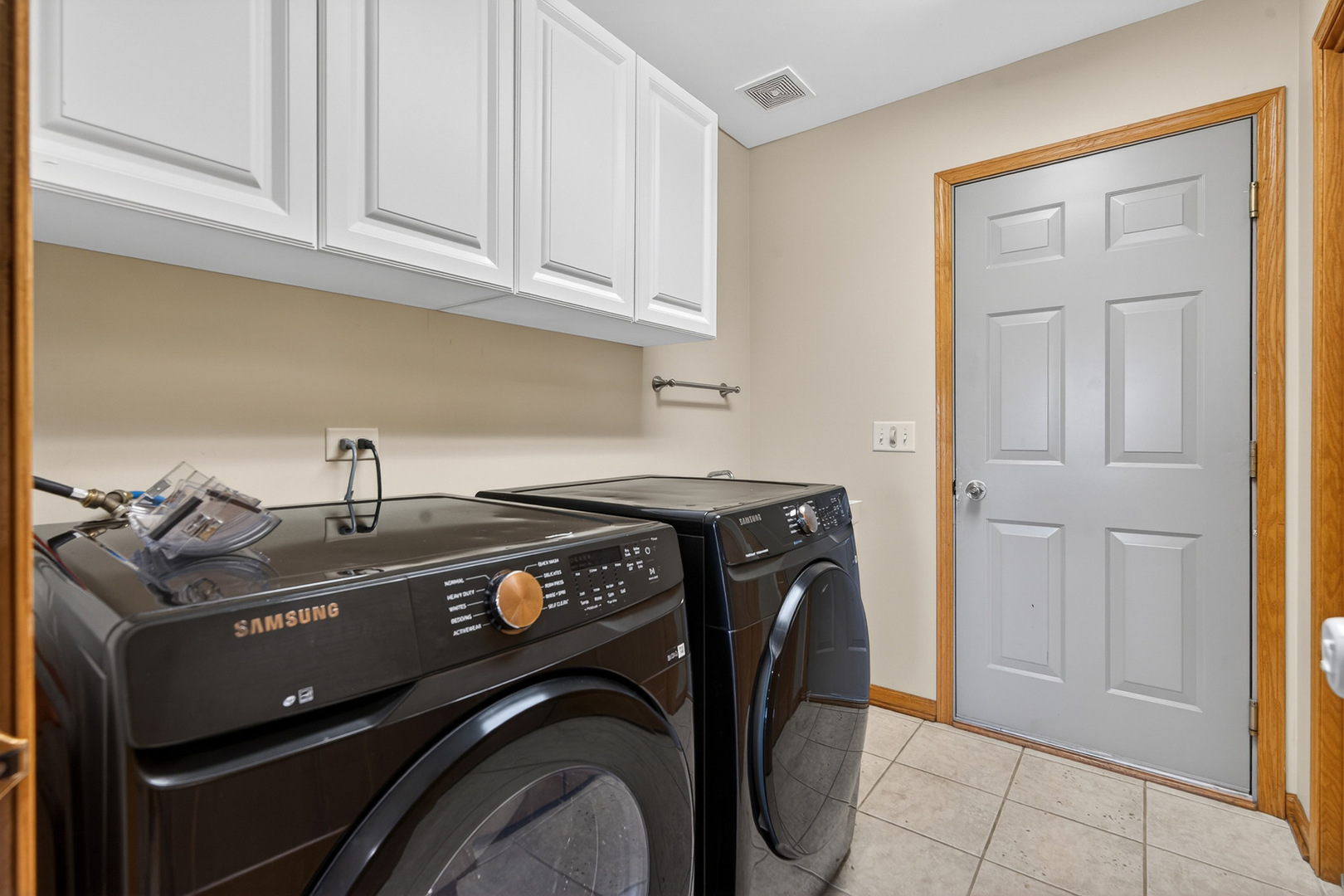 550 Madison Lane Elgin, IL 60123 - Photo 14 of 33 a utility room with dryer and washer