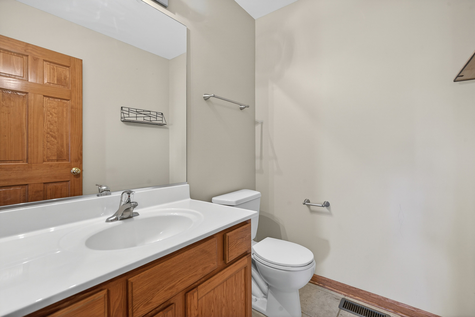 550 Madison Lane Elgin, IL 60123 - Photo 15 of 33 a bathroom with a sink toilet and a mirror