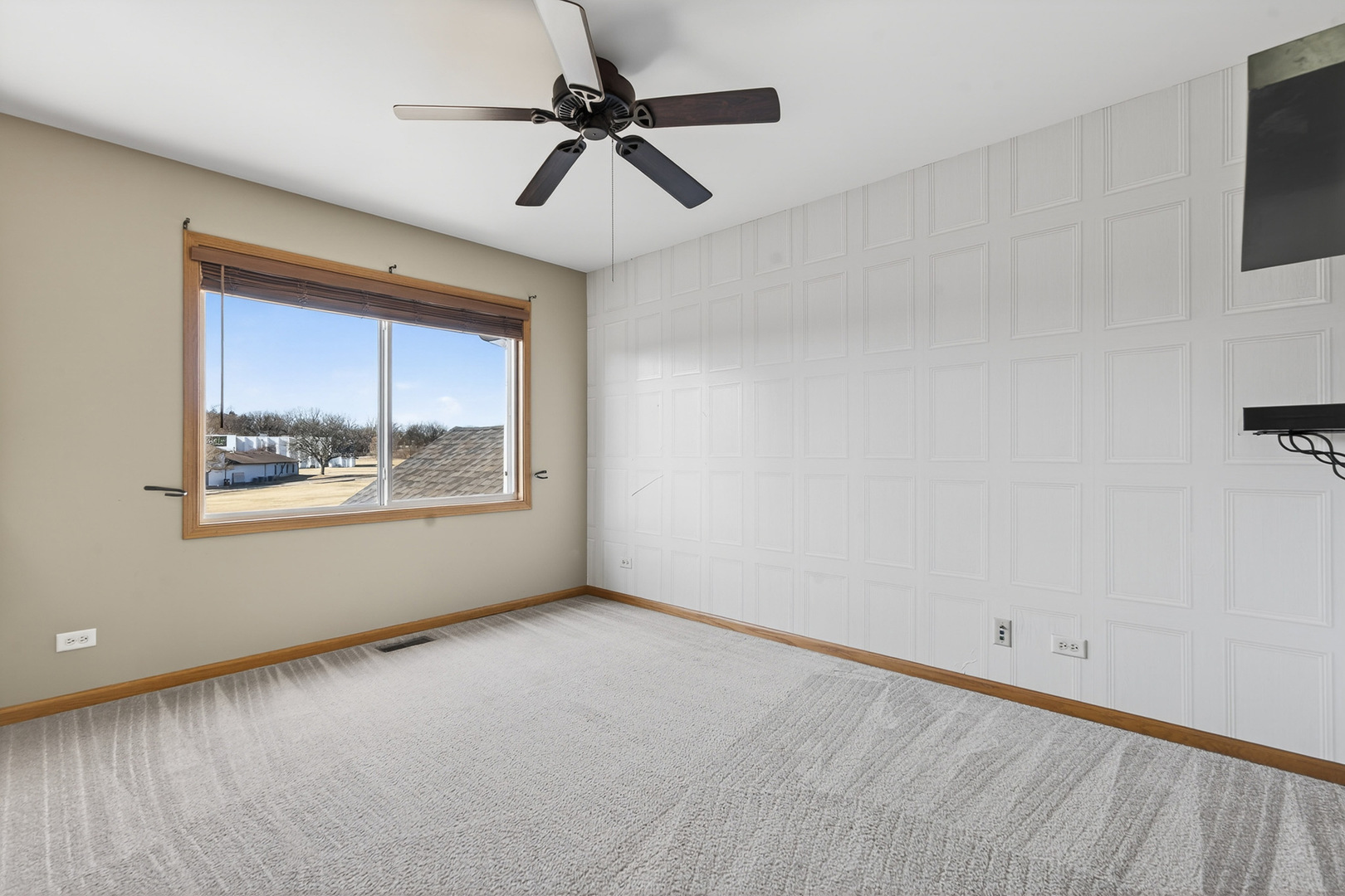 550 Madison Lane Elgin, IL 60123 - Photo 16 of 33 a view of an empty room with a window