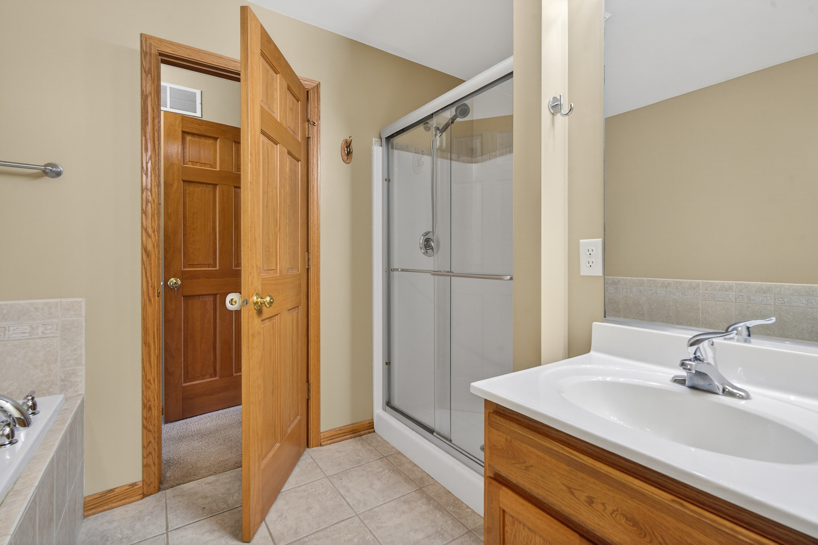 550 Madison Lane Elgin, IL 60123 - Photo 21 of 33 a bathroom with a sink and a mirror