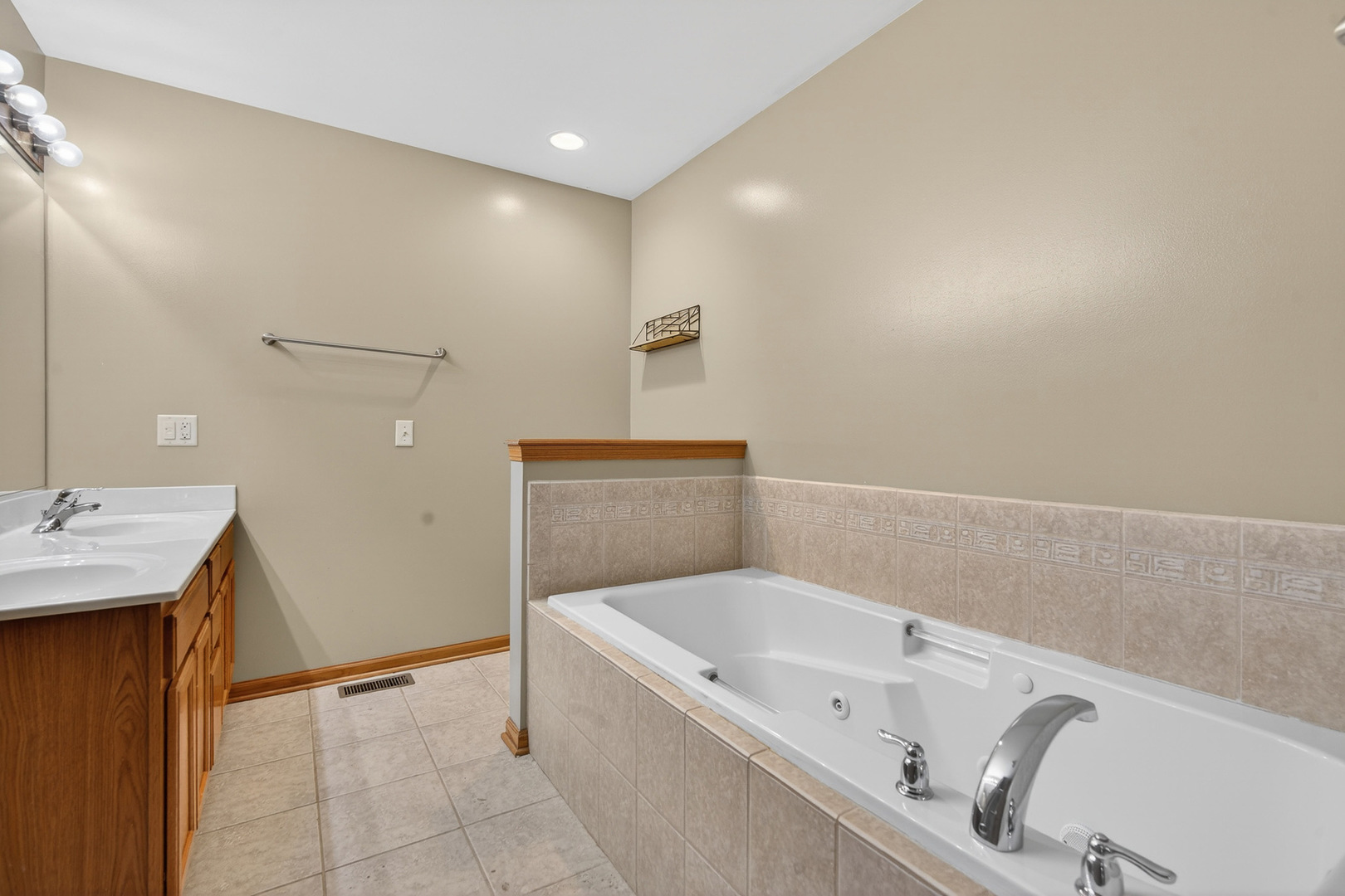 550 Madison Lane Elgin, IL 60123 - Photo 23 of 33 a bathroom with a tub sink and mirror