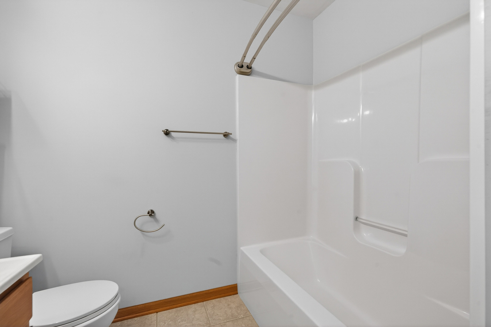 550 Madison Lane Elgin, IL 60123 - Photo 26 of 33 a bathroom with a white toilet and a bath tub