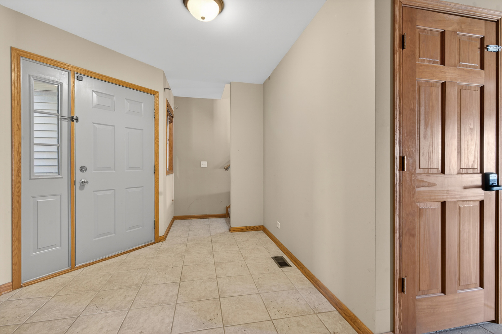 550 Madison Lane Elgin, IL 60123 - Photo 3 of 33 a view of a hallway with a area