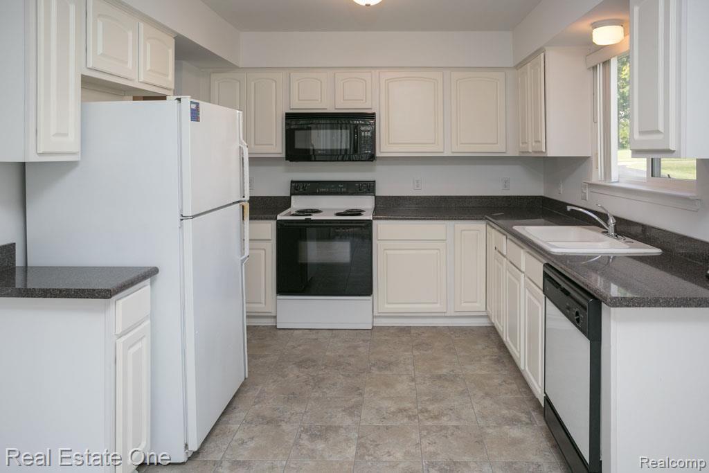 4296 Ridge Court Pinckney, MI 48169 - Photo 9 of 37 4Y0A8823.jpg
