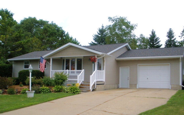 815 South Ithaca Place Sturgeon Bay, WI 54235 - Photo 1 of 1