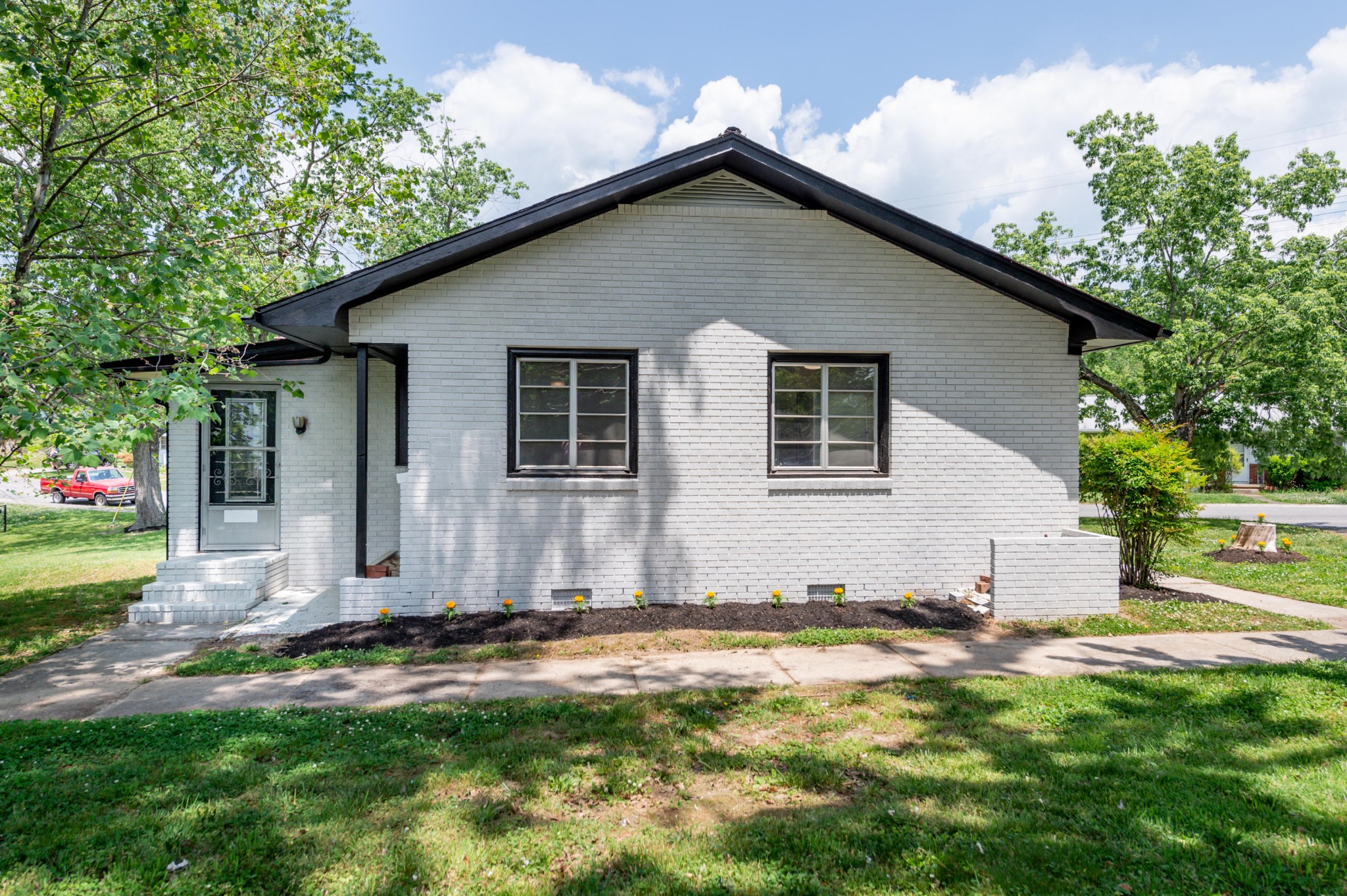 100 Uvalde Lane Oak Ridge, TN 37830 - Photo 5 of 24 a view of a house with yard and sitting area