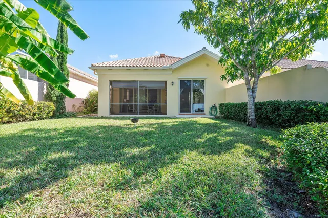 a view of a house with backyard and garden