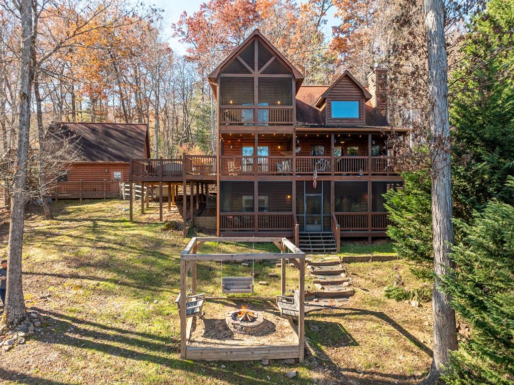 a view of a house with backyard