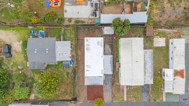 aerial view of a house with outdoor space and lake view