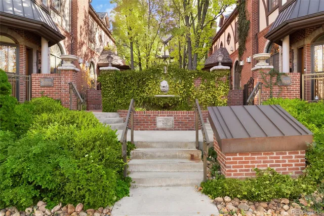 a view of a pathway with a house