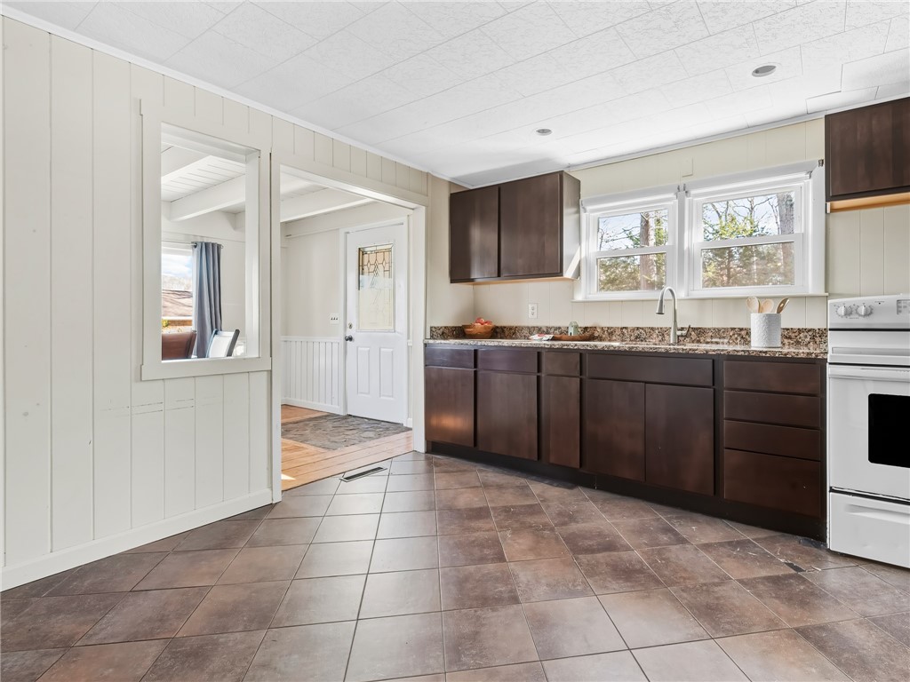281 Richardson Road Coventry, RI 02816 - Photo 5 of 26 Entry into dining area