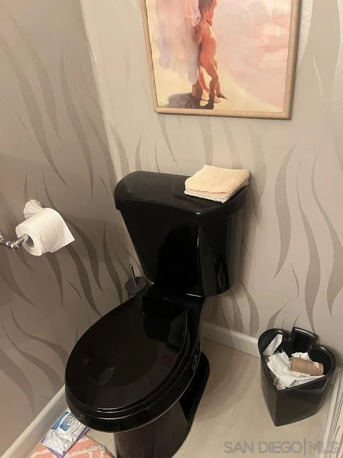 2630 Torrey Pines Road, Unit E21 La Jolla, CA 92037 - Photo 20 of 24 a living room with furniture and a lamp