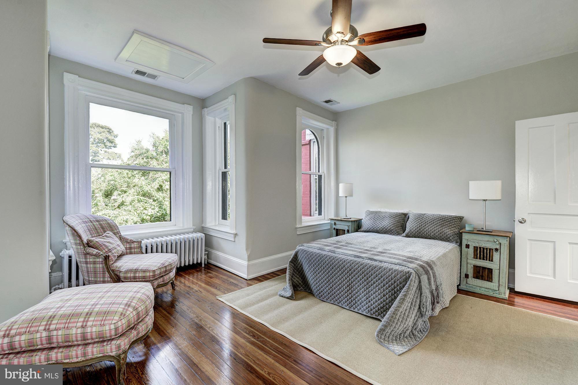 146 U Street Northwest Washington, DC 20001 - Photo 17 of 30 Spacious master with bay and arched window