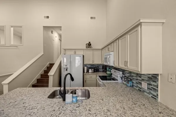 a view of entryway and kitchen