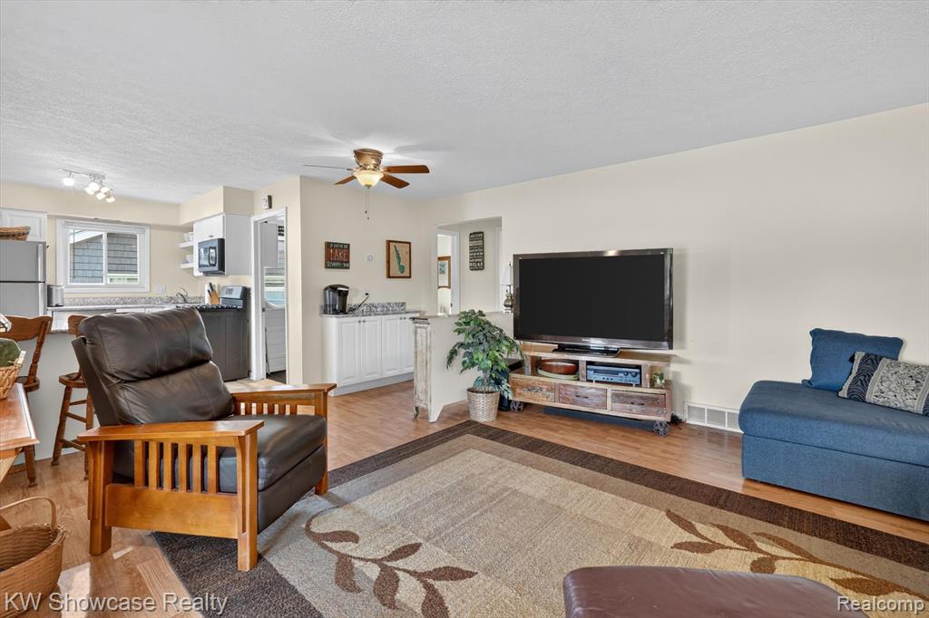 5854 Bullard Road Fenton, MI 48430 - Photo 8 of 47