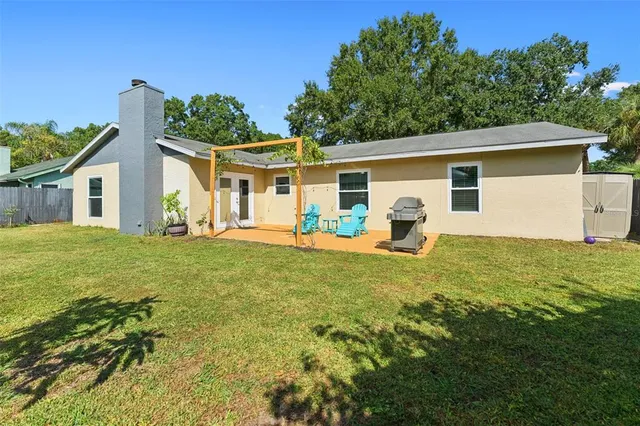 a view of a house with backyard and garden