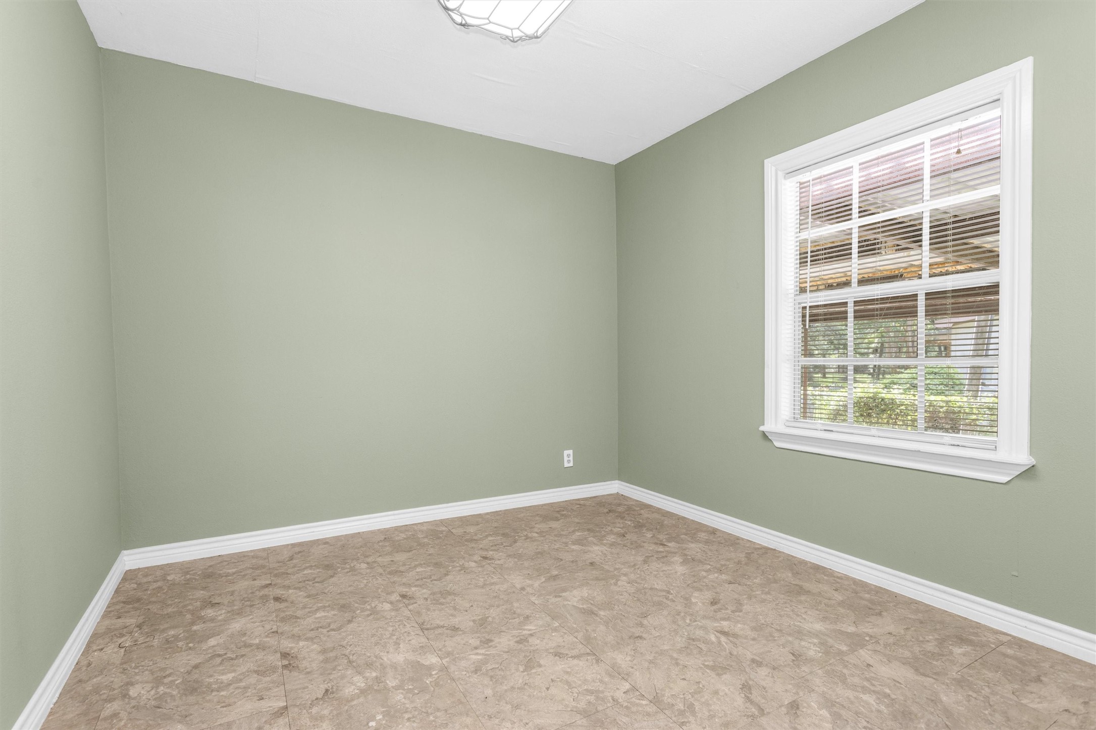 99 Main Street Huntsville, TX 77340 - Photo 15 of 47 Tons of natural light.