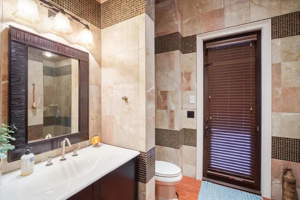 a bedroom with 2 bed and a window