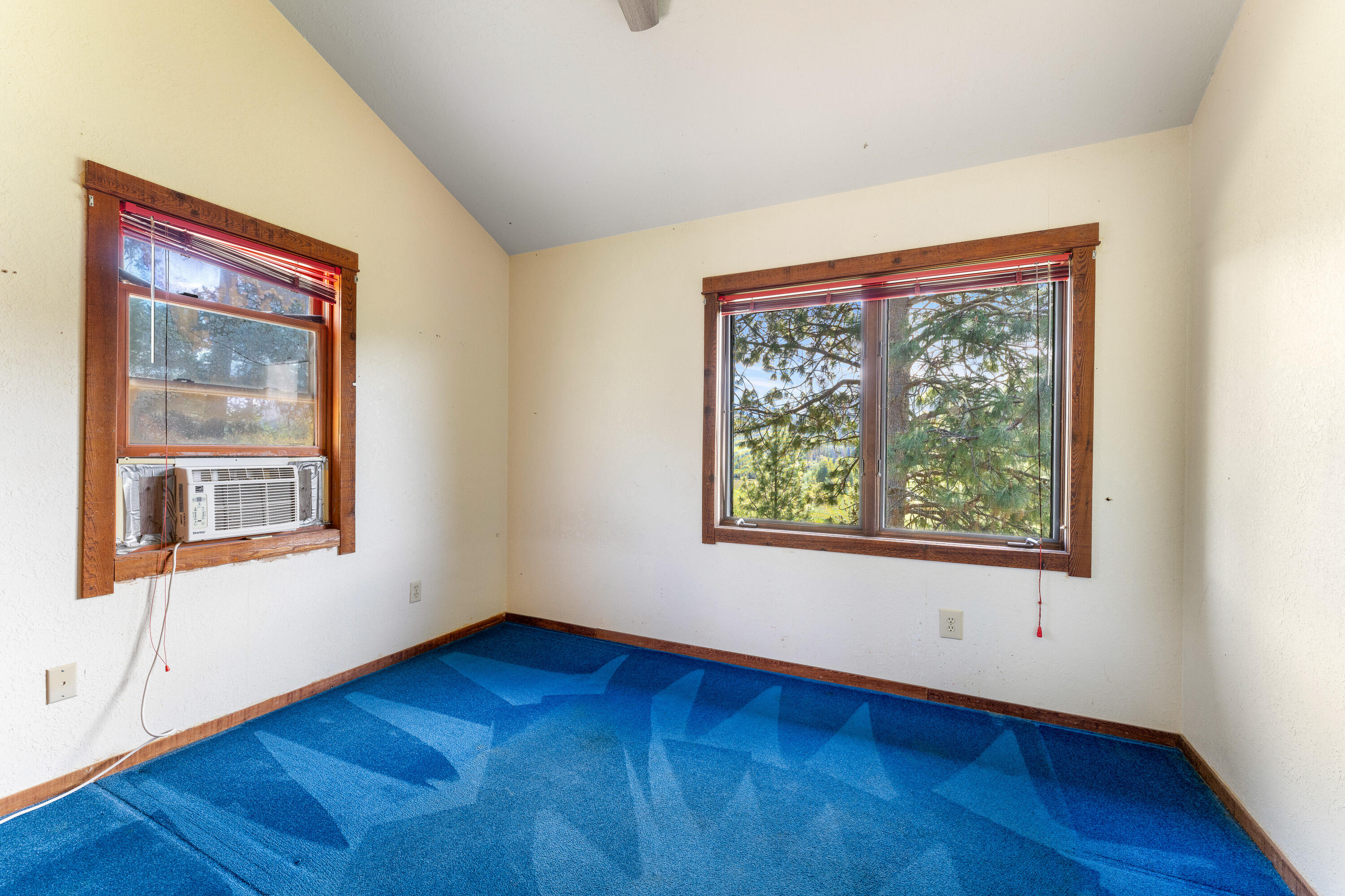 17110 North Applegate Road Grants Pass, OR 97527 - Photo 15 of 31 Bedroom upstairs
