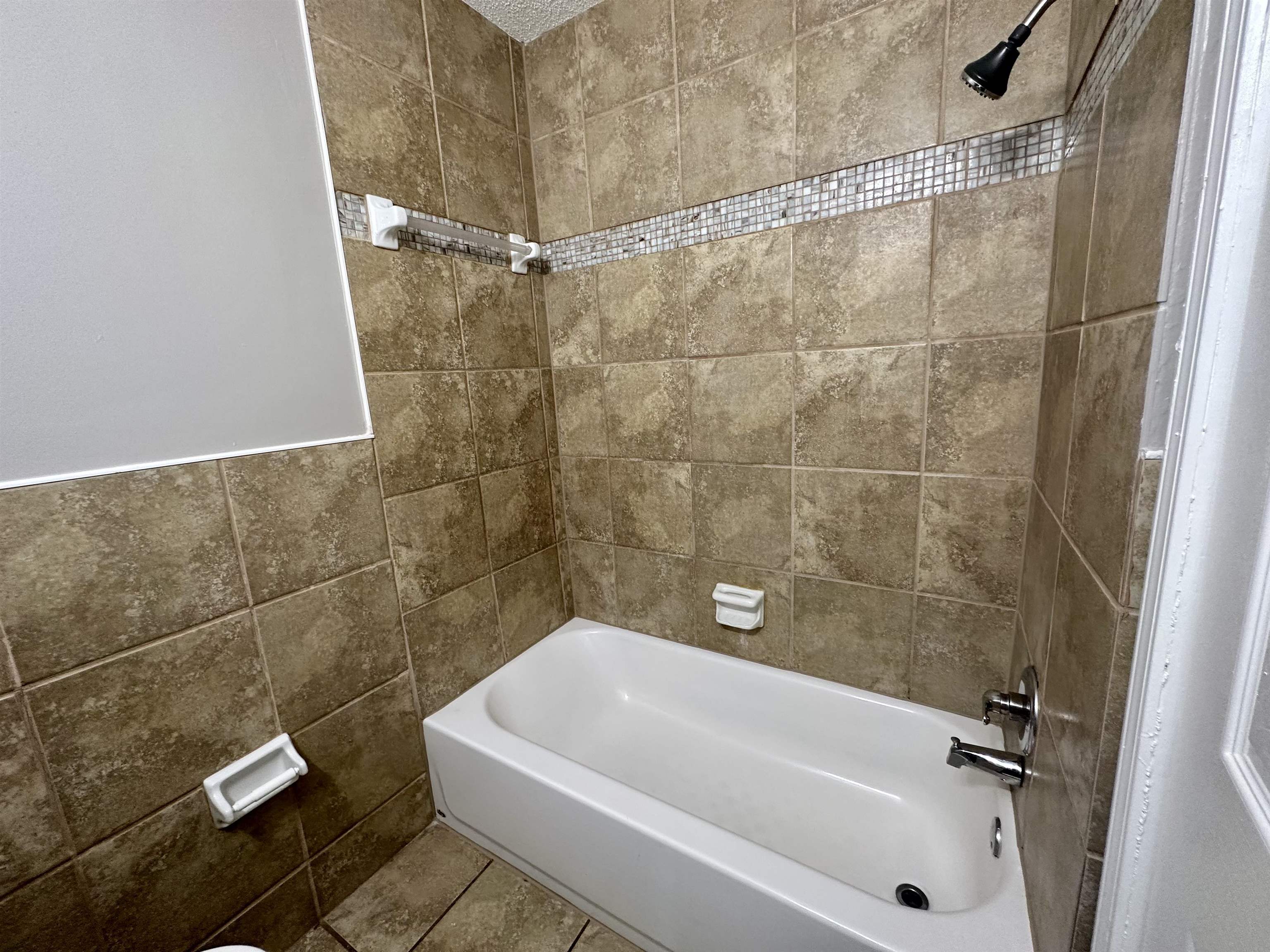 296 Glencoe Road Memphis, TN 38109 - Photo 7 of 18 a bathroom with a white bath tub