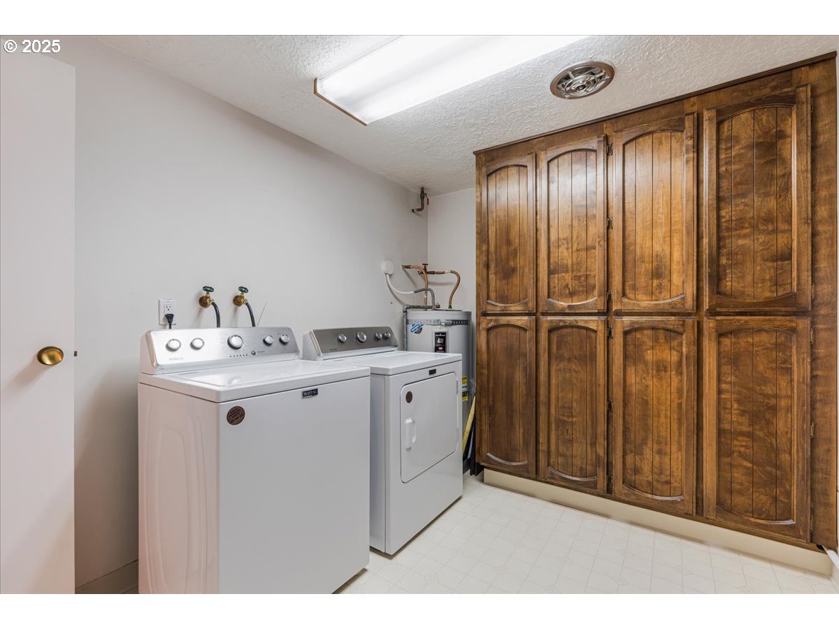 790 Southeast Webber Street, Unit 305 Portland, OR 97202 - Photo 28 of 30 a bathroom with a sink and mirror