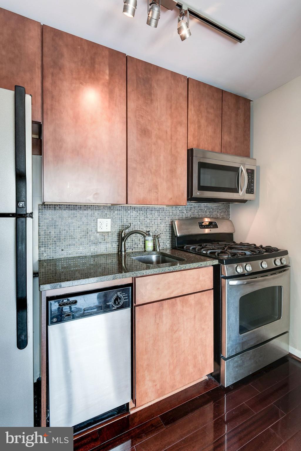 1301 South Arlington Ridge Road, Unit 504 Arlington, VA 22202 - Photo 4 of 26 Kitchen w/ stainless appliances and gas stove