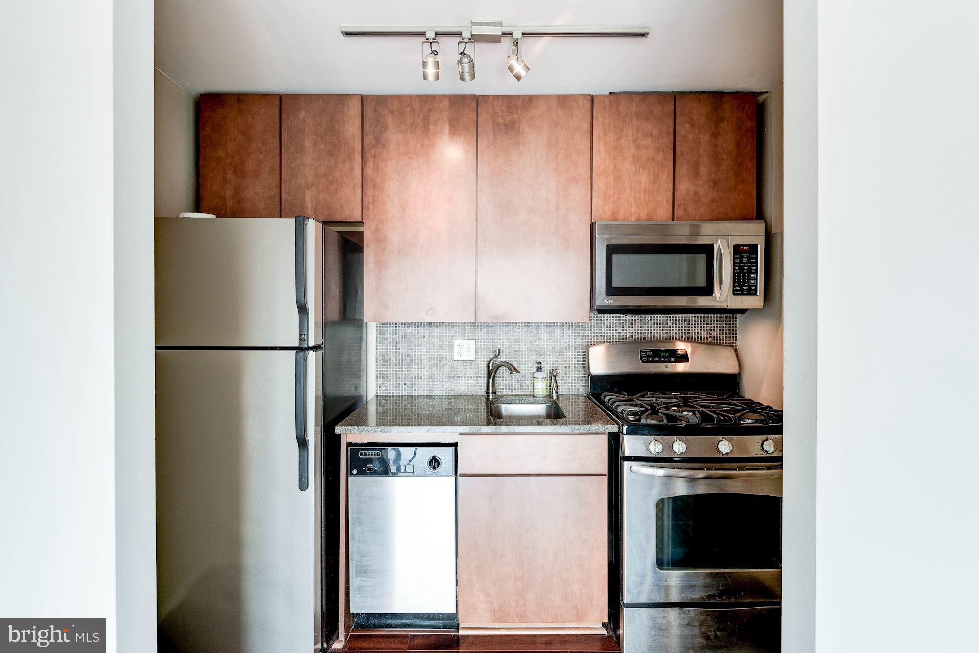1301 South Arlington Ridge Road, Unit 504 Arlington, VA 22202 - Photo 5 of 26 Kitchen