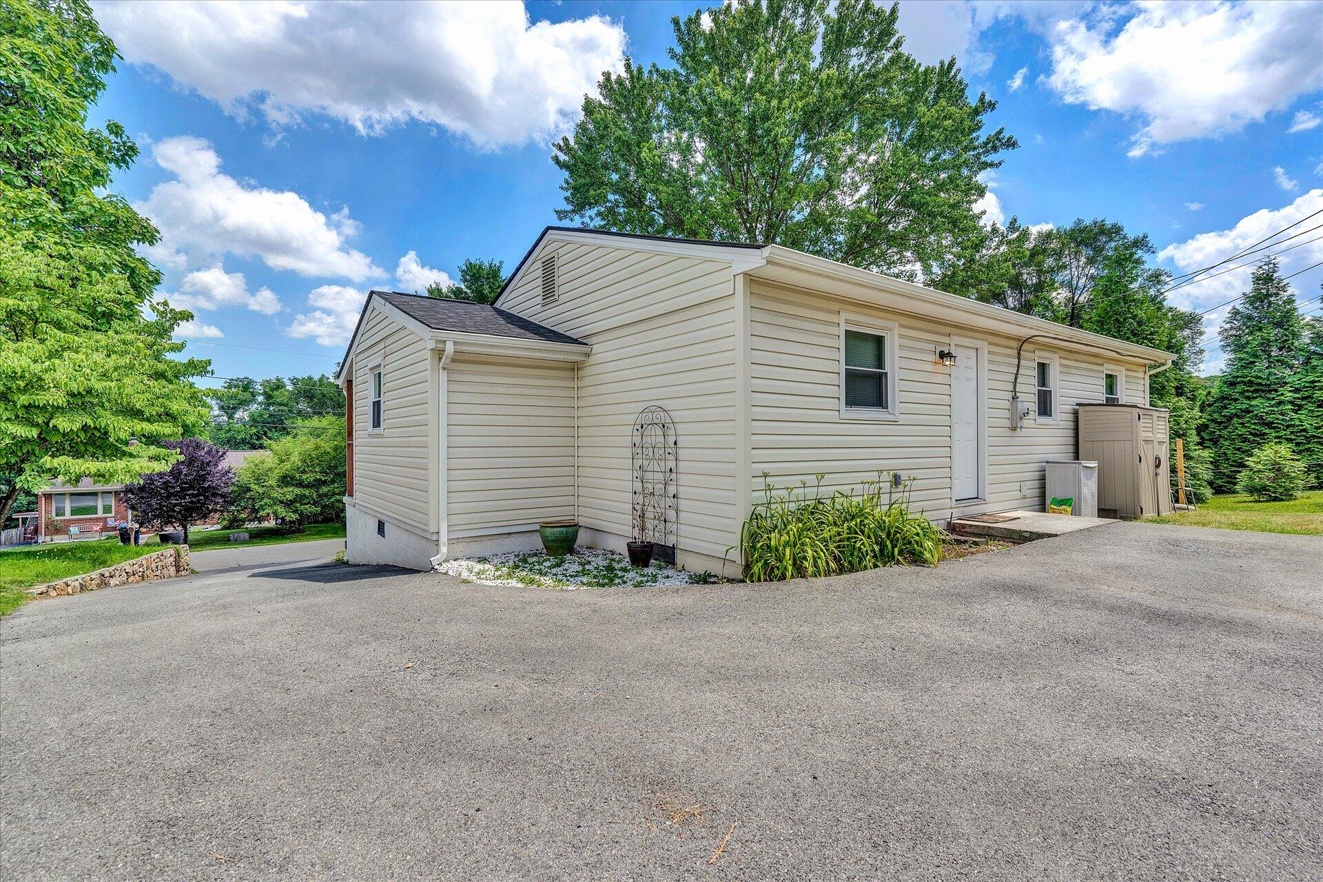 2412 Shull Road Northeast Roanoke, VA 24012 - Photo 19 of 20 L18