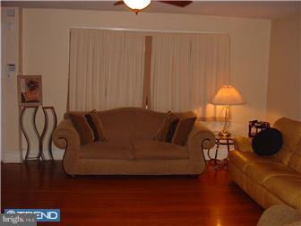 6610 Morris Park Road Philadelphia, PA 19151 - Photo 5 of 12 Living Room