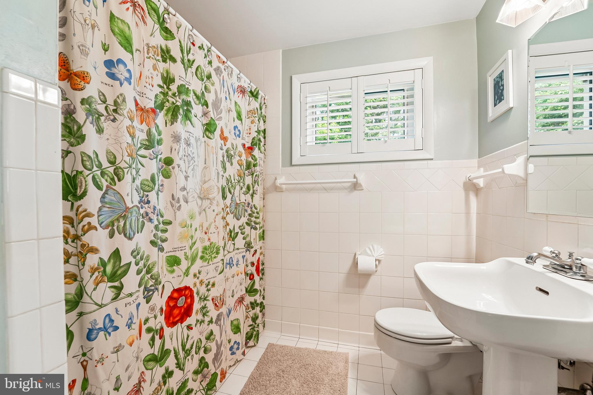 6640 Loch Hill Road Baltimore, MD 21239 - Photo 19 of 35 a bathroom with a sink and a toilet