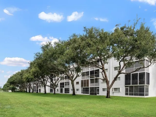 $2,000 | 4734 Lucerne Lakes Boulevard East, Unit 302, Lake Worth, FL 33467