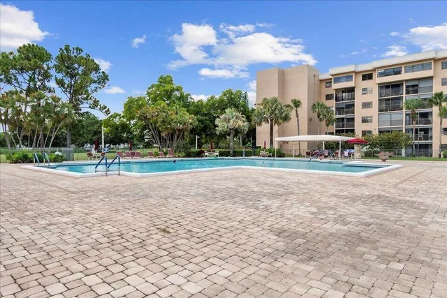 $2,000 | 4734 Lucerne Lakes Boulevard East, Unit 302, Lake Worth, FL 33467