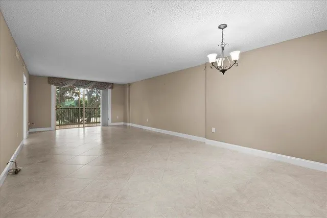 $2,000 | 4734 Lucerne Lakes Boulevard East, Unit 302, Lake Worth, FL 33467
