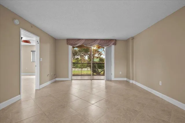 $2,000 | 4734 Lucerne Lakes Boulevard East, Unit 302, Lake Worth, FL 33467