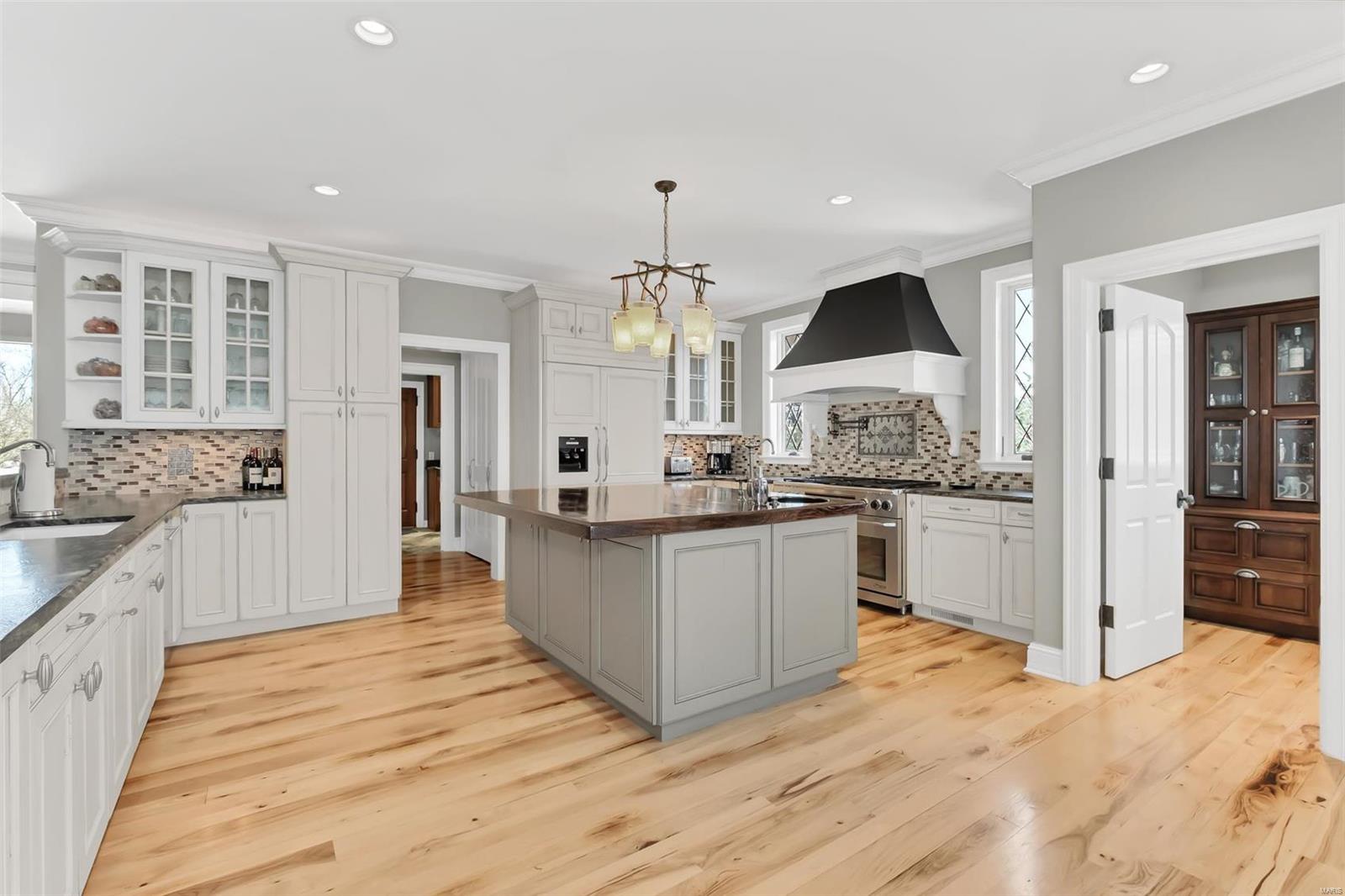 6 Rutherford Lane Town and Country, MO 63131 - Photo 9 of 58 Gallery Image 9