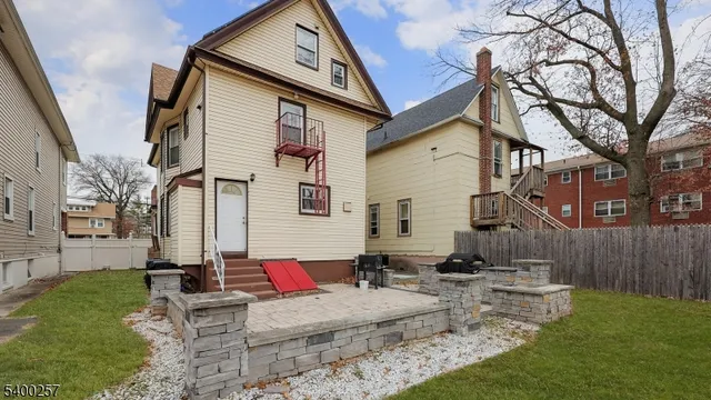 a view of a house with backyard