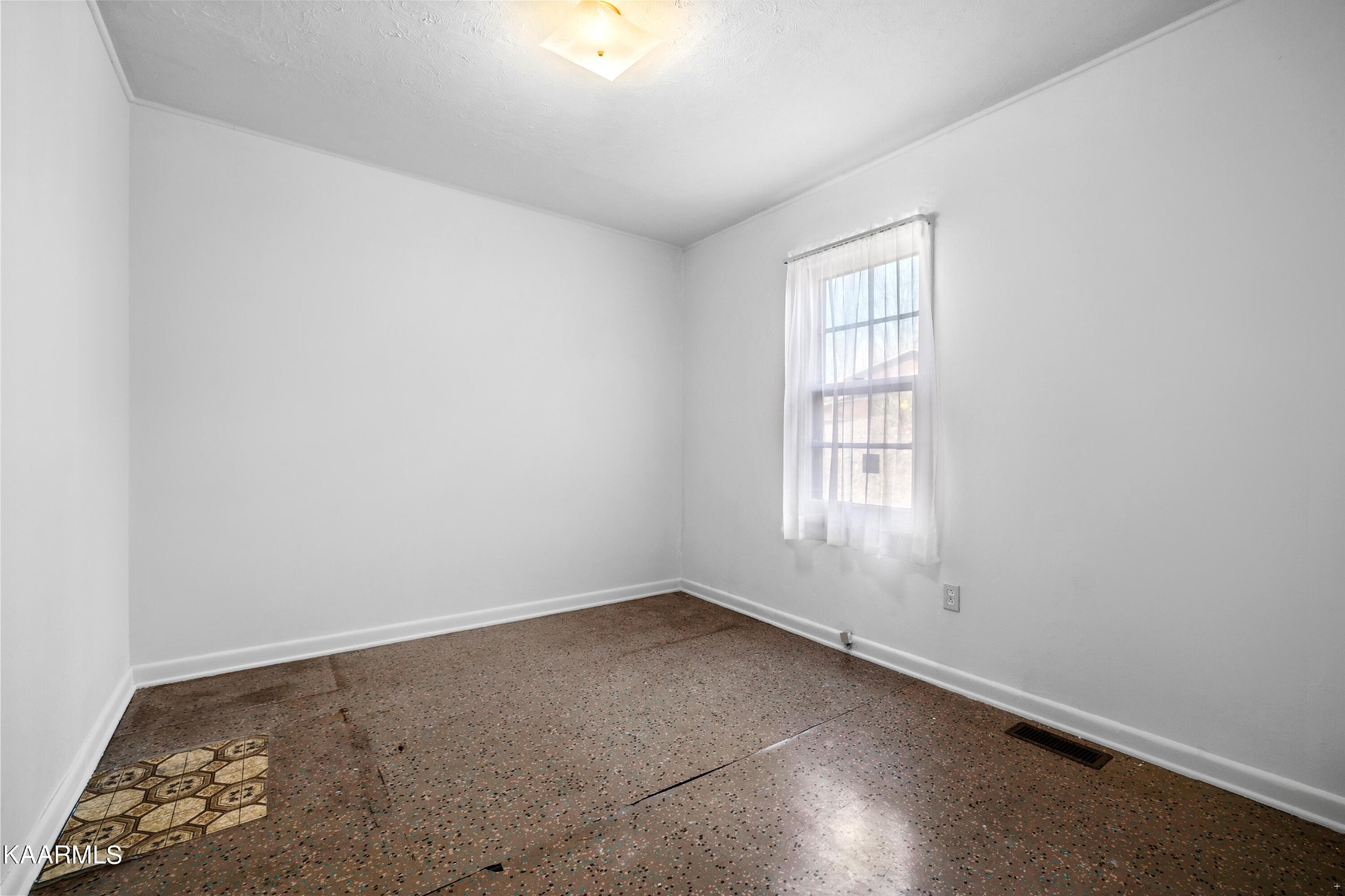 6701 Cate Road Powell, TN 37849 - Photo 14 of 18 an empty room with a window