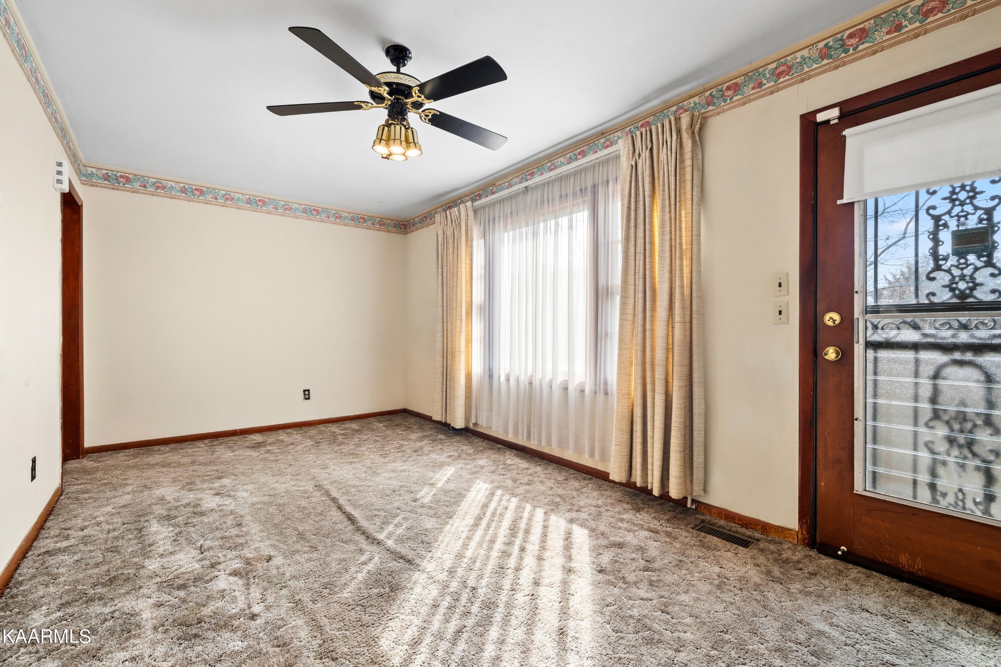 6701 Cate Road Powell, TN 37849 - Photo 9 of 18 a view of a livingroom with a ceiling fan and window
