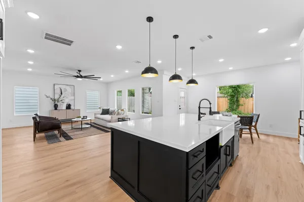 $2,800 | 514 Melbourne Street, Unit A, Houston, TX 77022
