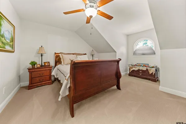 a view of a livingroom with furniture and a ceiling fan