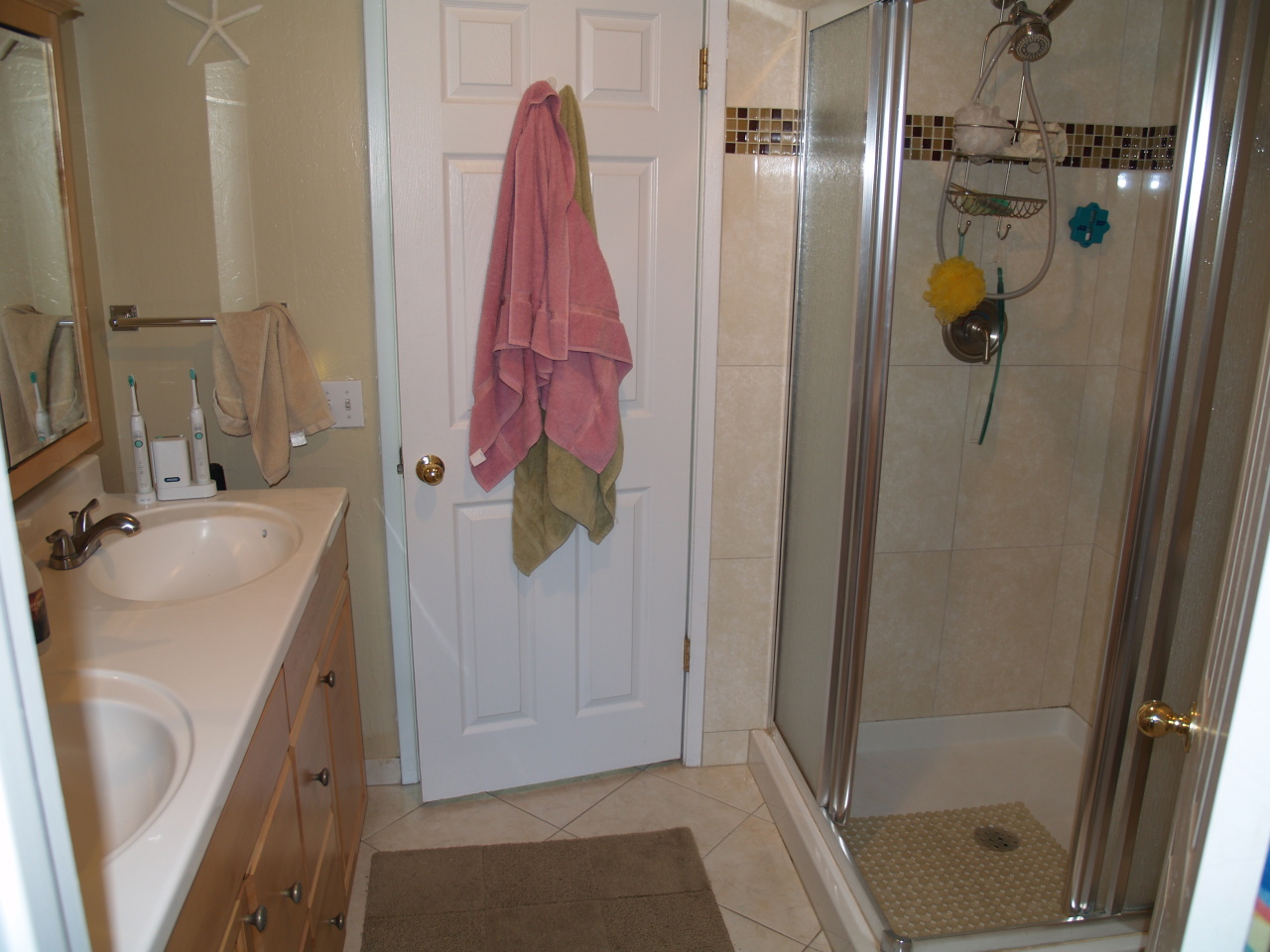 25 North San Marcos Road, Unit B Santa Barbara, CA 93111 - Photo 13 of 19 Upstairs bath between bedrooms