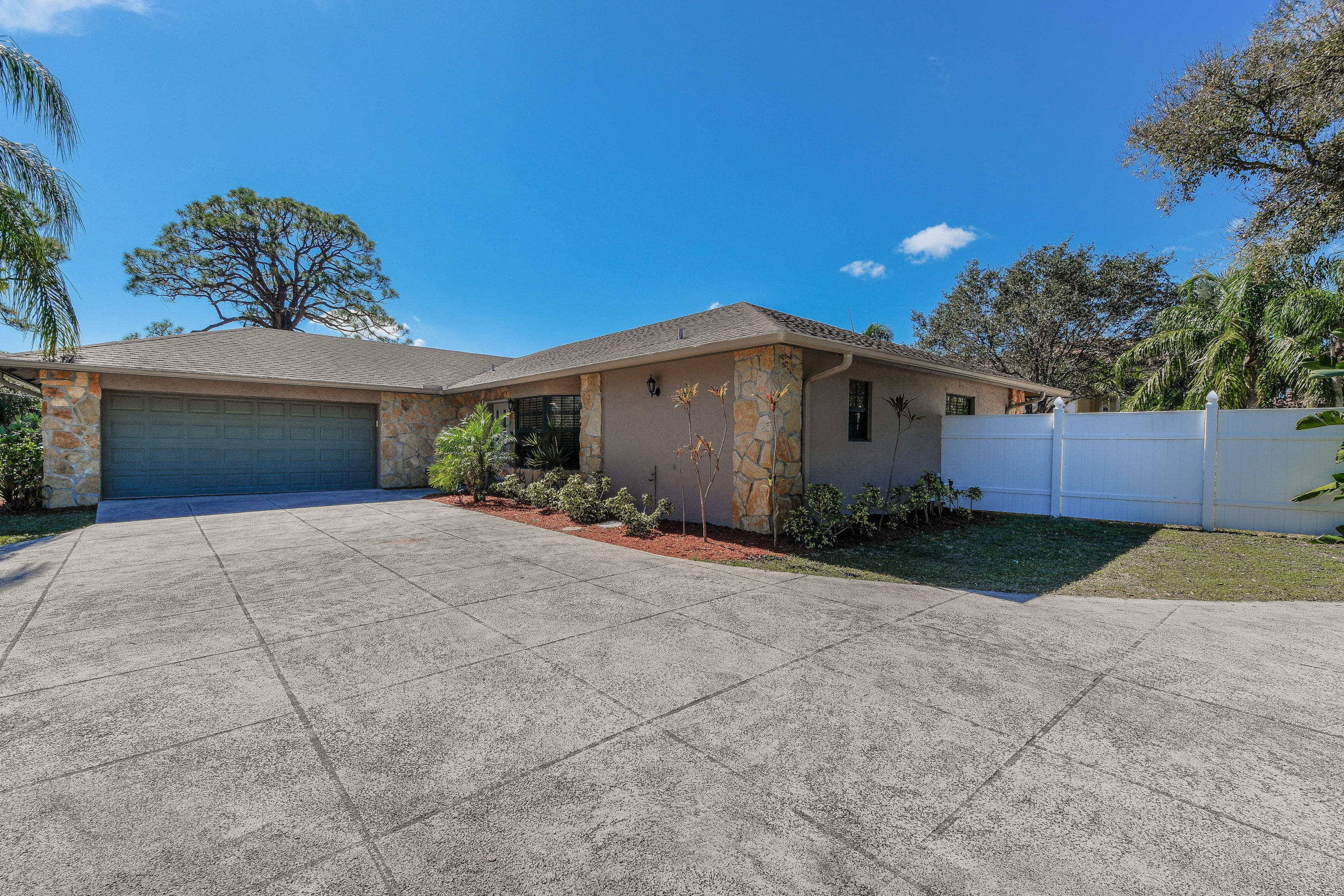 374 West Riverside Drive Tequesta, FL 33469 - Photo 2 of 50 374WRiversideDr_04
