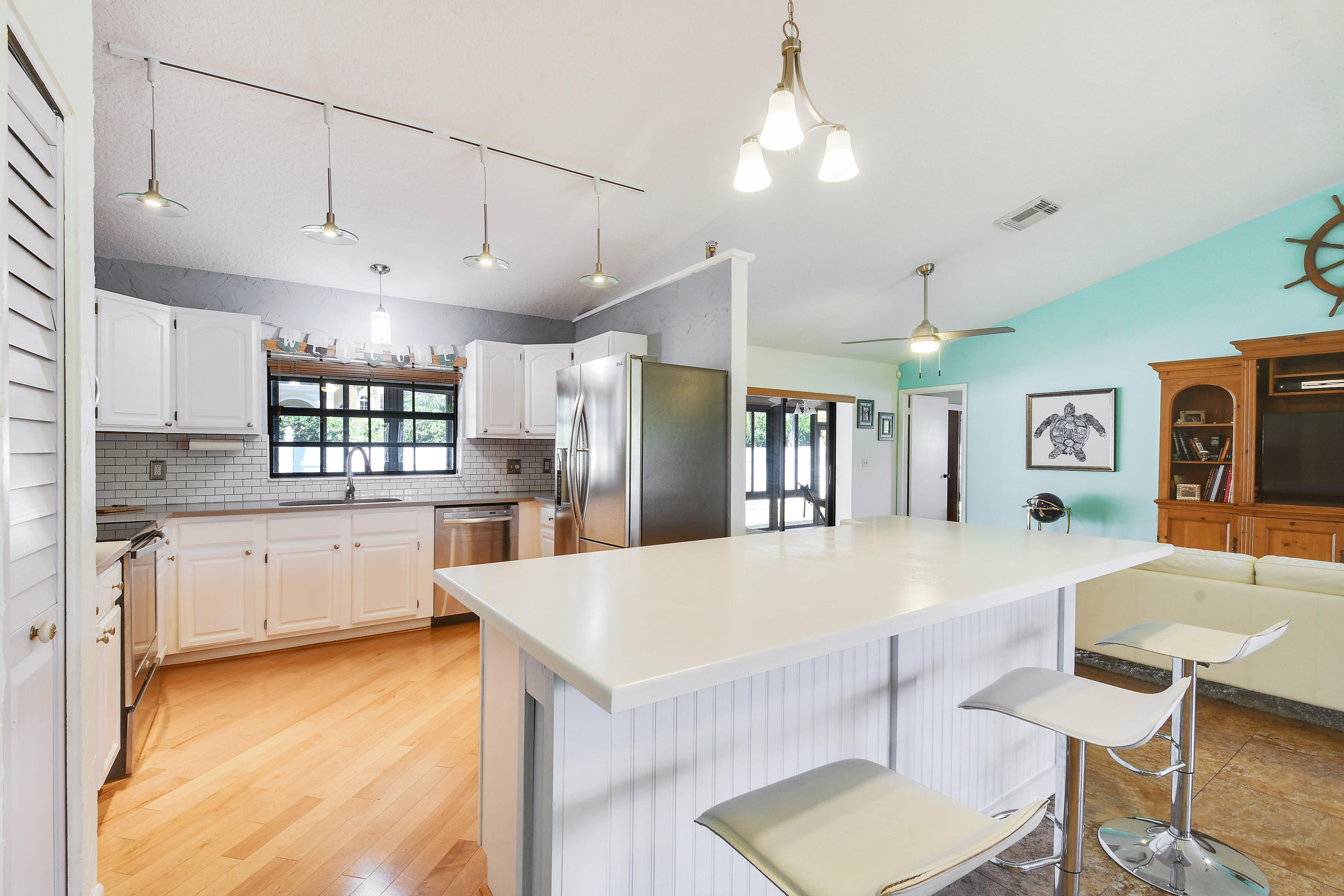 374 West Riverside Drive Tequesta, FL 33469 - Photo 4 of 50 374WRiversideDr_07