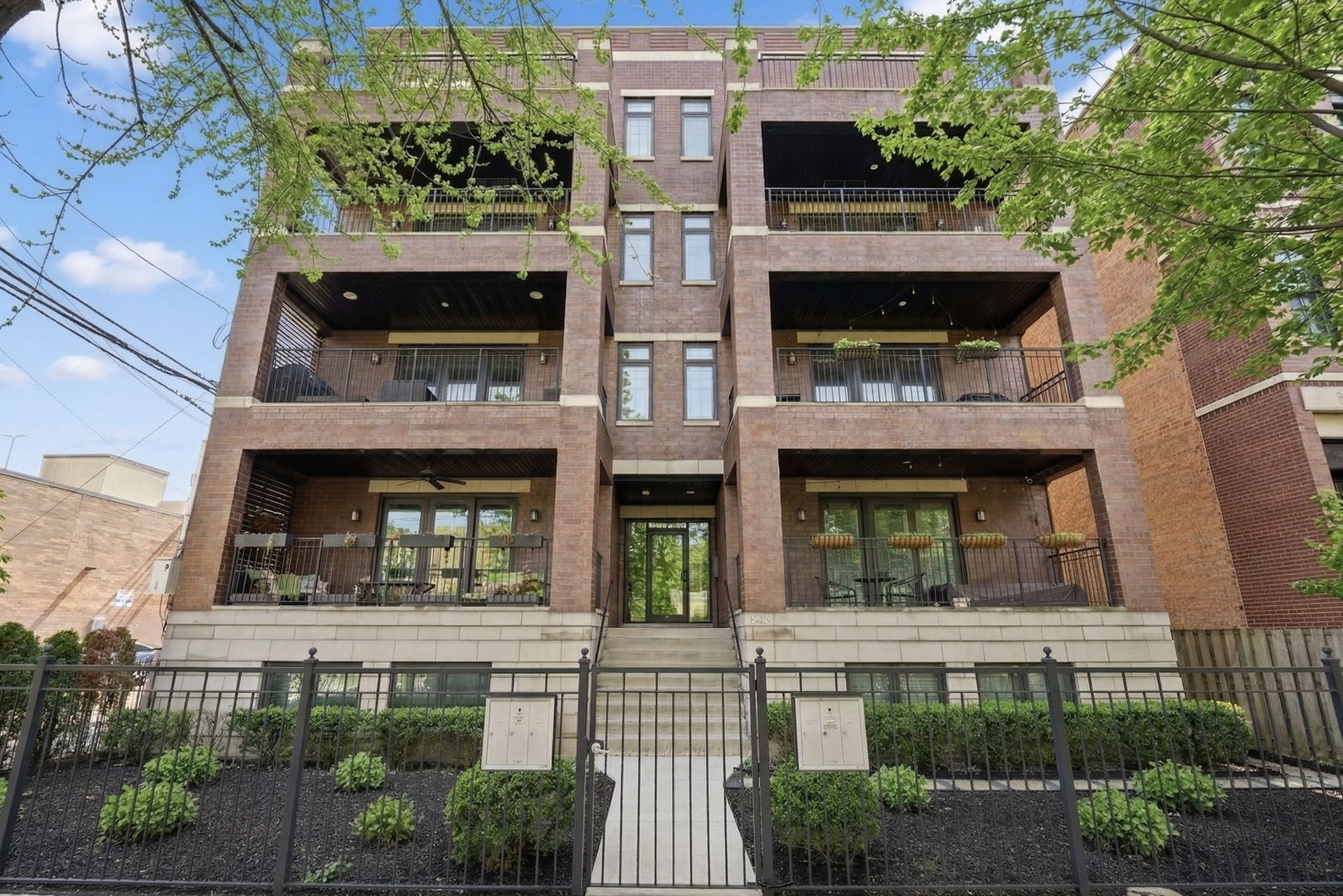 843 West Fletcher Street, Unit 3W Chicago, IL 60657 - Photo 1 of 45 a view of multiple houses