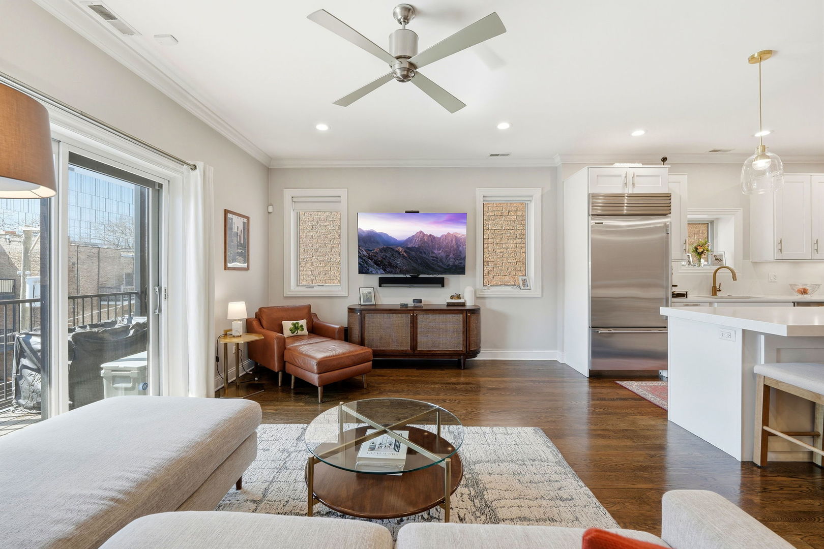843 West Fletcher Street, Unit 3W Chicago, IL 60657 - Photo 13 of 45 a living room with furniture and a flat screen tv