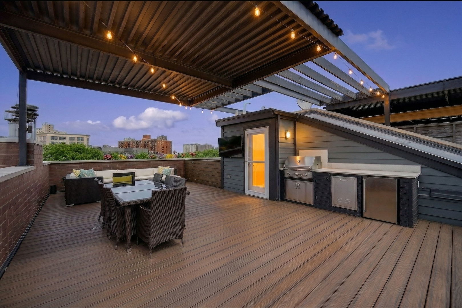 843 West Fletcher Street, Unit 3W Chicago, IL 60657 - Photo 36 of 45 a view of a patio with a table and chairs