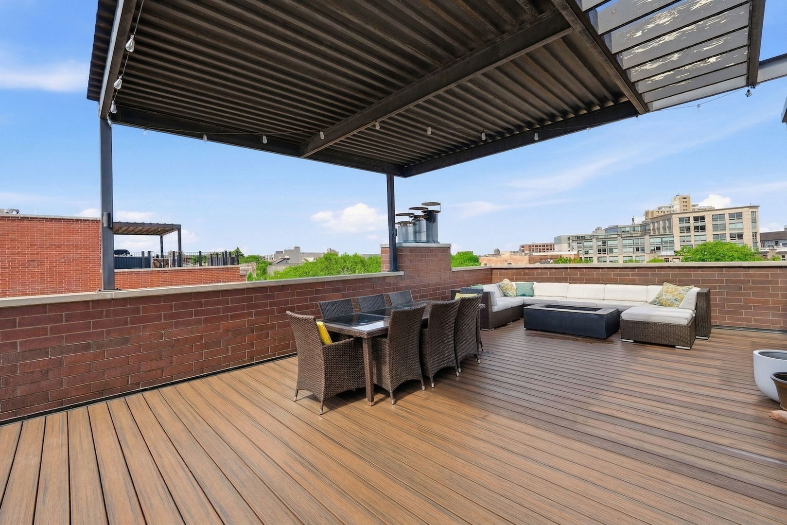 843 West Fletcher Street, Unit 3W Chicago, IL 60657 - Photo 37 of 45 a view of a terrace with seating space